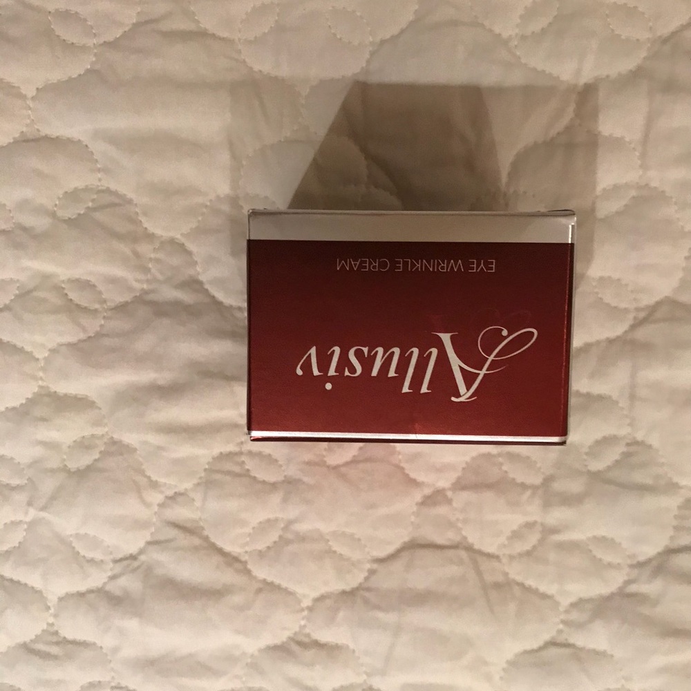 Allusive eye cream